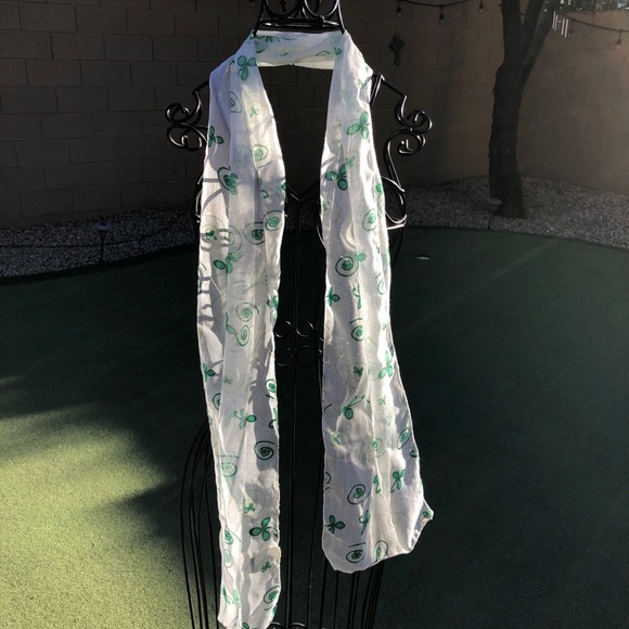 Holiday Scarves of The Season - set of (3) - EUC - Picture 5 of 10